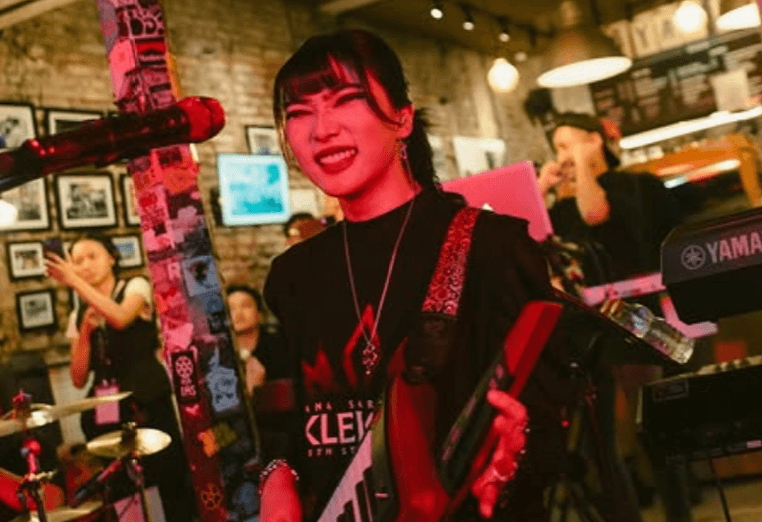 Isyana Sarasvati Takeover Filosofi Kopi untuk Party Dadakan, Rayakan Album 'EKLEKTIKO'