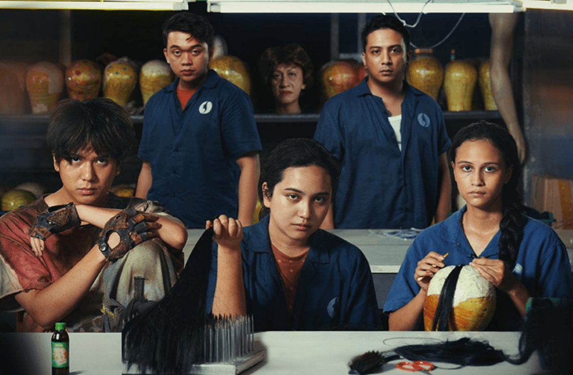 'Monster Pabrik Rambut': Ketika Horor Dunia Kerja Berpadu Dengan Retro Filmmaking